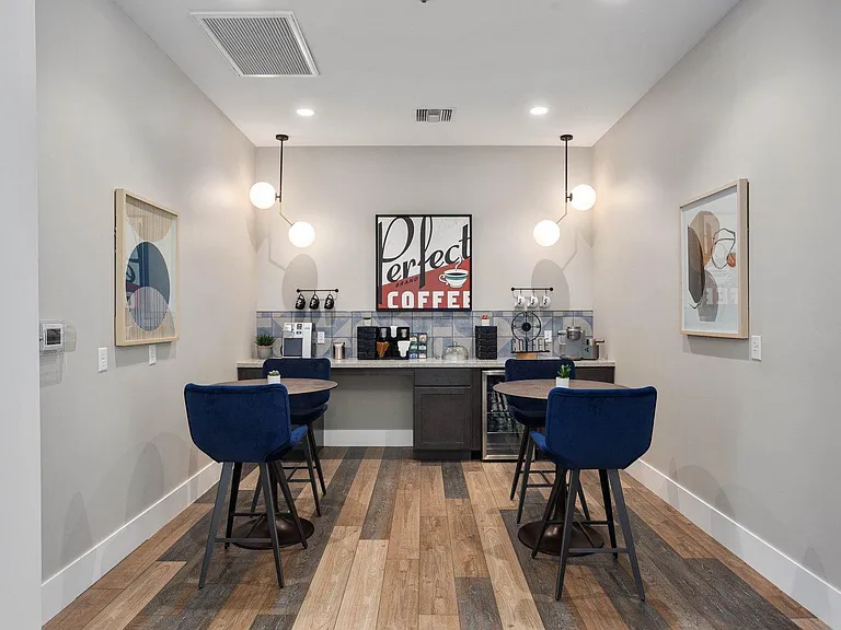 Avari Modern Apartments — Photo 31