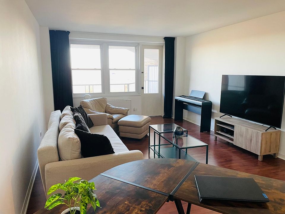Bright Spacious Living Room