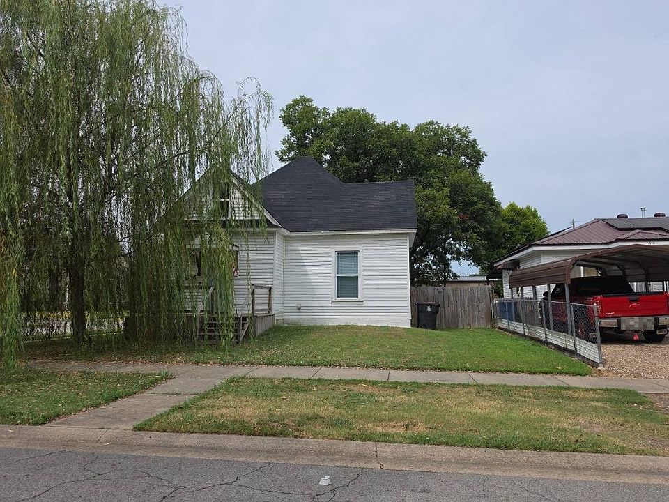 1st image of 922 S 22nd St