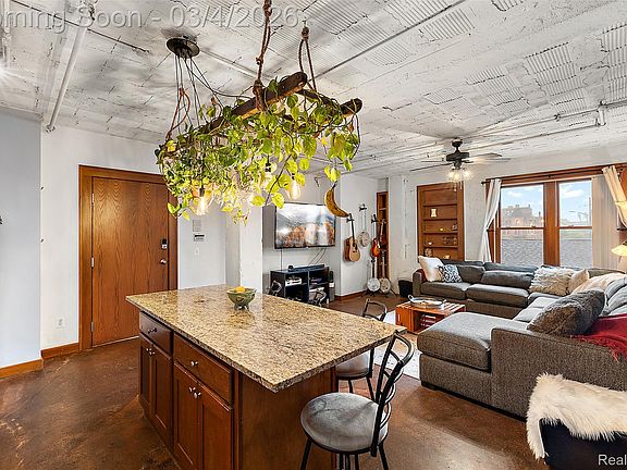 4th image of 78 Watson St