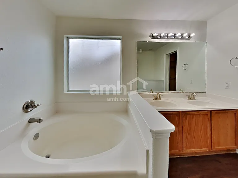 2013 Briar Grove Dr — Photo 10