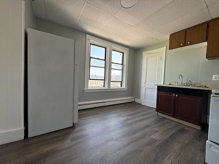 197 S Leonard St #13 — Photo 3