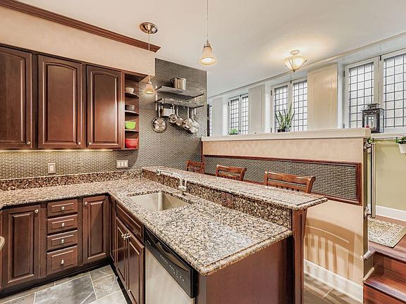 4th image of 2219 Pillsbury Ave #5