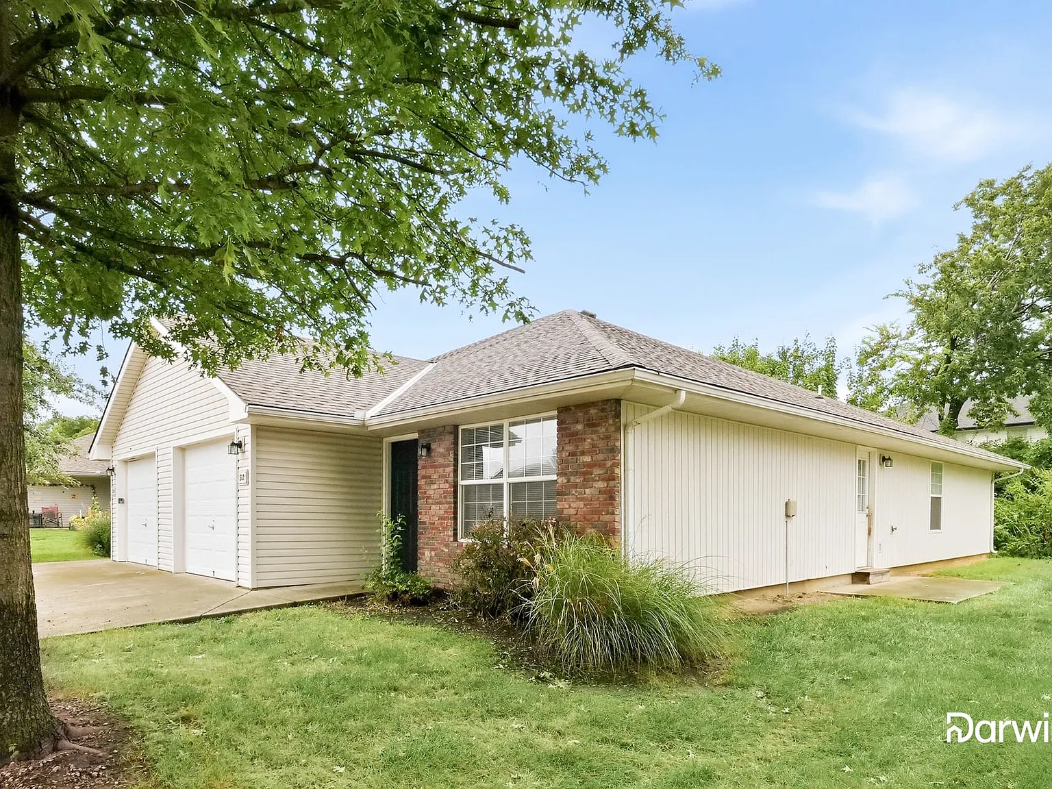 3 bed, 2.0 bath, 1225 sqft, $1,575 — Photo 2