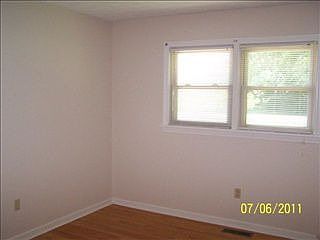 3rd image of 987 Peachtree Ln
