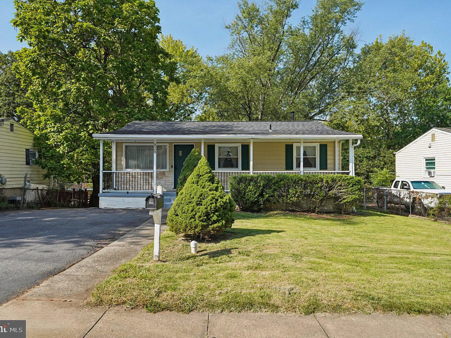 3 bed, 2.0 bath, 910 sqft, $3,000 — Photo 1