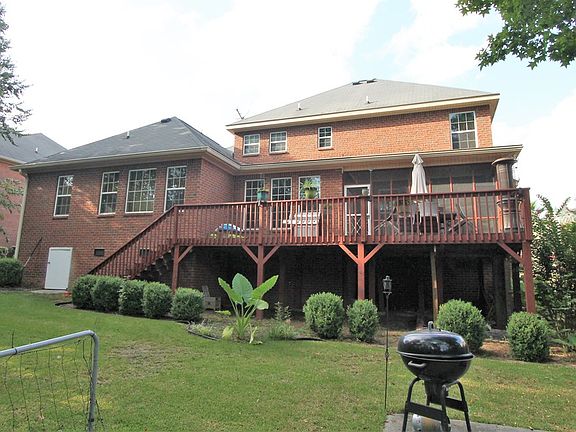 3rd image of 638 Surrey Ln