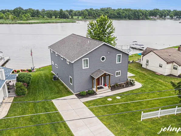 681 Clifford Lake Dr, Stanton, MI 48888