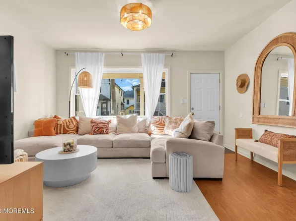 21 Center St, Rumson, NJ 07760