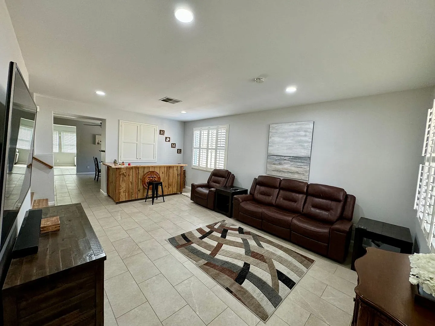 Spacious 6 bedroom home — Photo 2