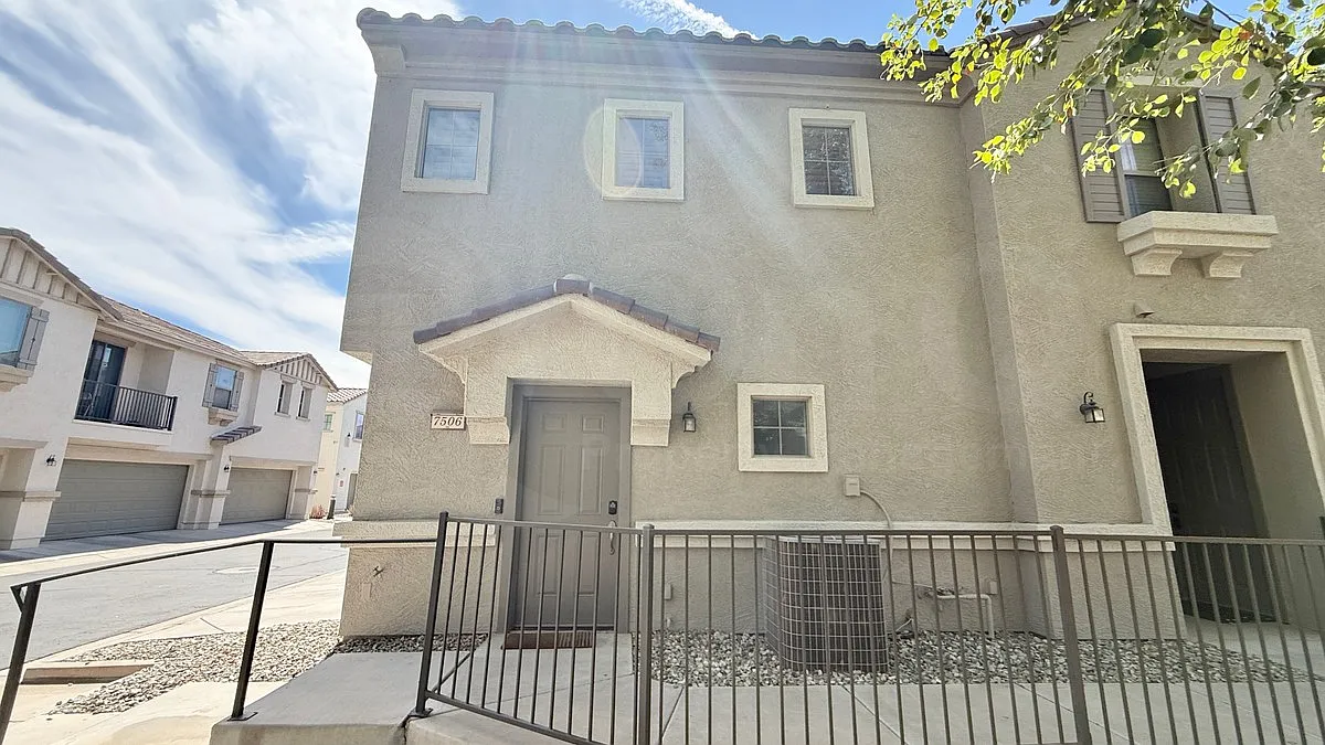 2 bed, 2.0 bath, 1205 sqft, $2,100 — Photo 1