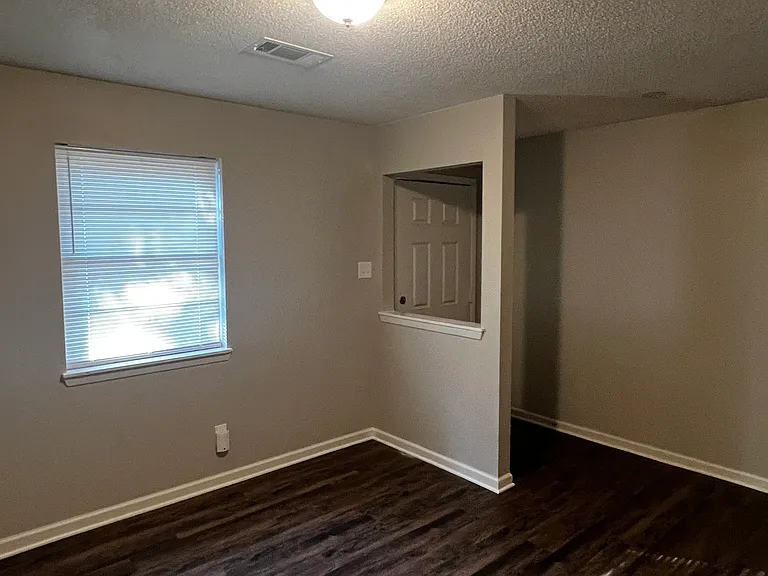 8702 Oakhaven Dr — Photo 2