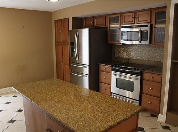 5th image of 30 Lake Bernard Ct