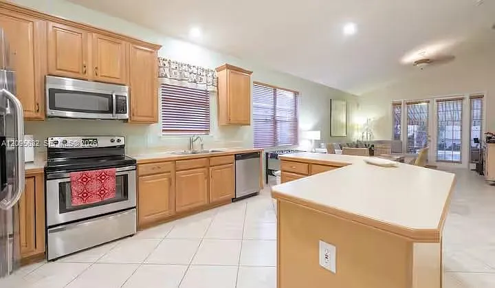 4 bed, 2.0 bath, $3,750 — Photo 2