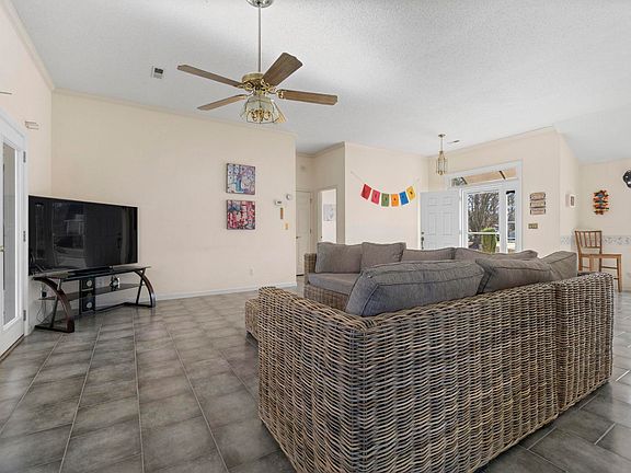 5th image of 404 Dewsbury Ln