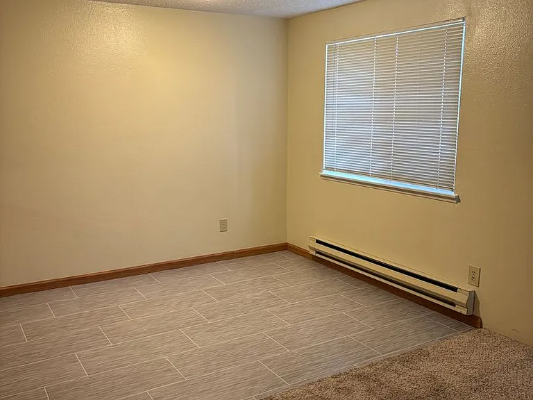 1 Bedroom 1 Bathroom at Hollywood Park Apartments — Photo 8
