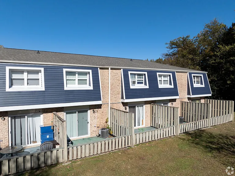 Beautiful Chesney Woods Townhomes — Photo 22