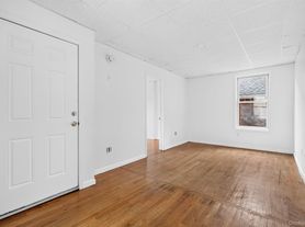 54 Gifford Ave