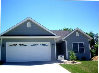 1648 Irish Woods Cir, Davenport, IA 52807