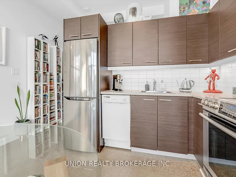 569 King St E #404 — Photo 12