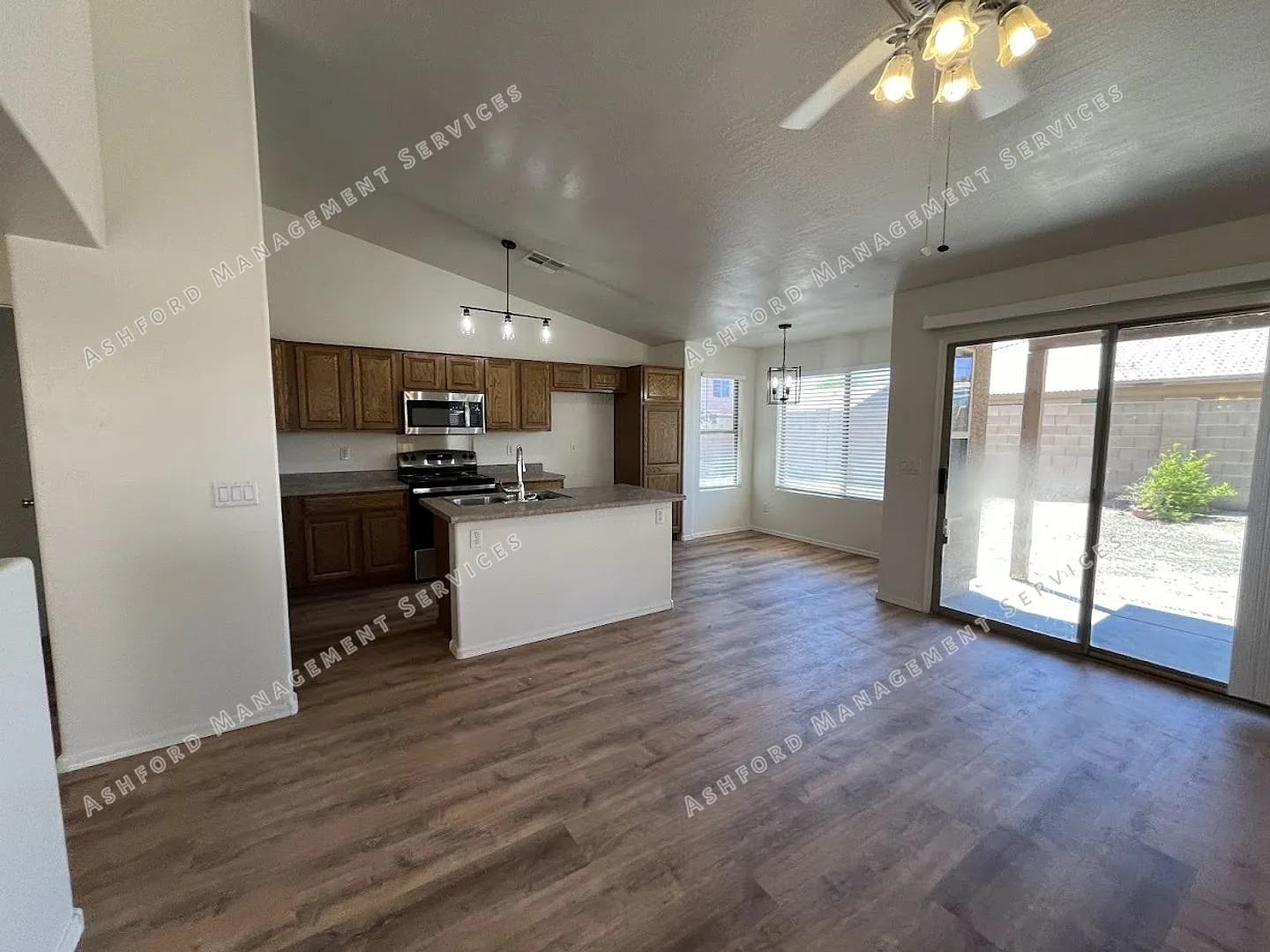 Beautiful 3 Bedroom 2 Bathroom Home In Goodyear — Photo 4