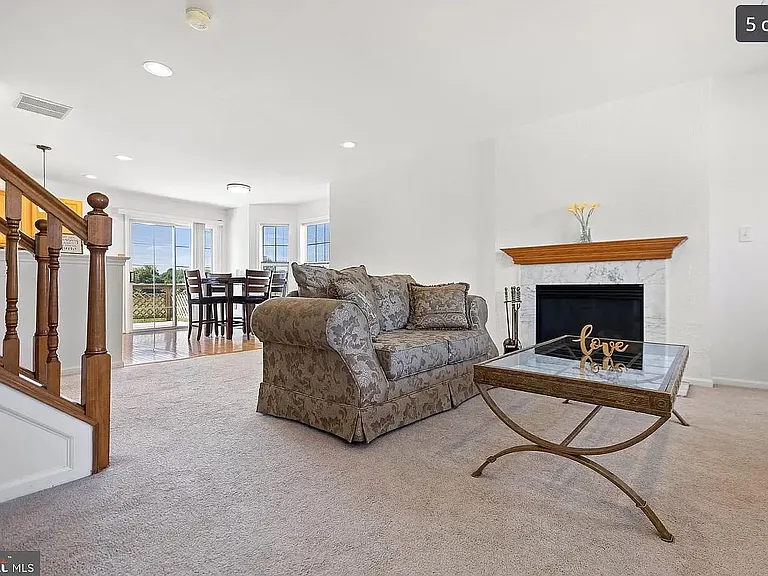 124 Versailles Ct — Photo 6
