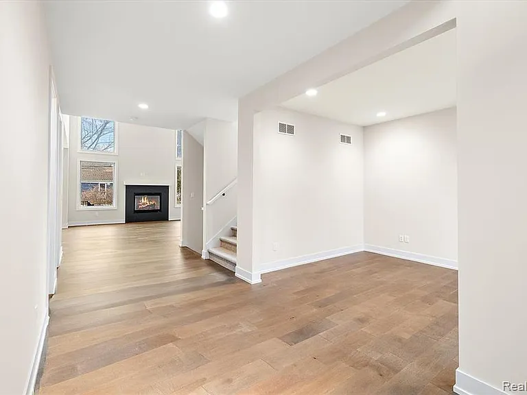 2921 Walsh Dr — Photo 4