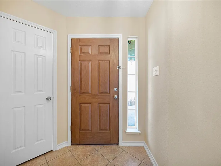 1100 Camelot Dr — Photo 7