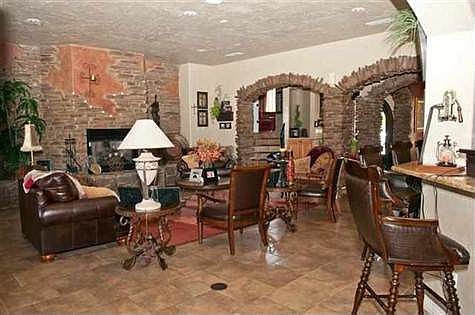 3rd image of 715 W Vista Ct