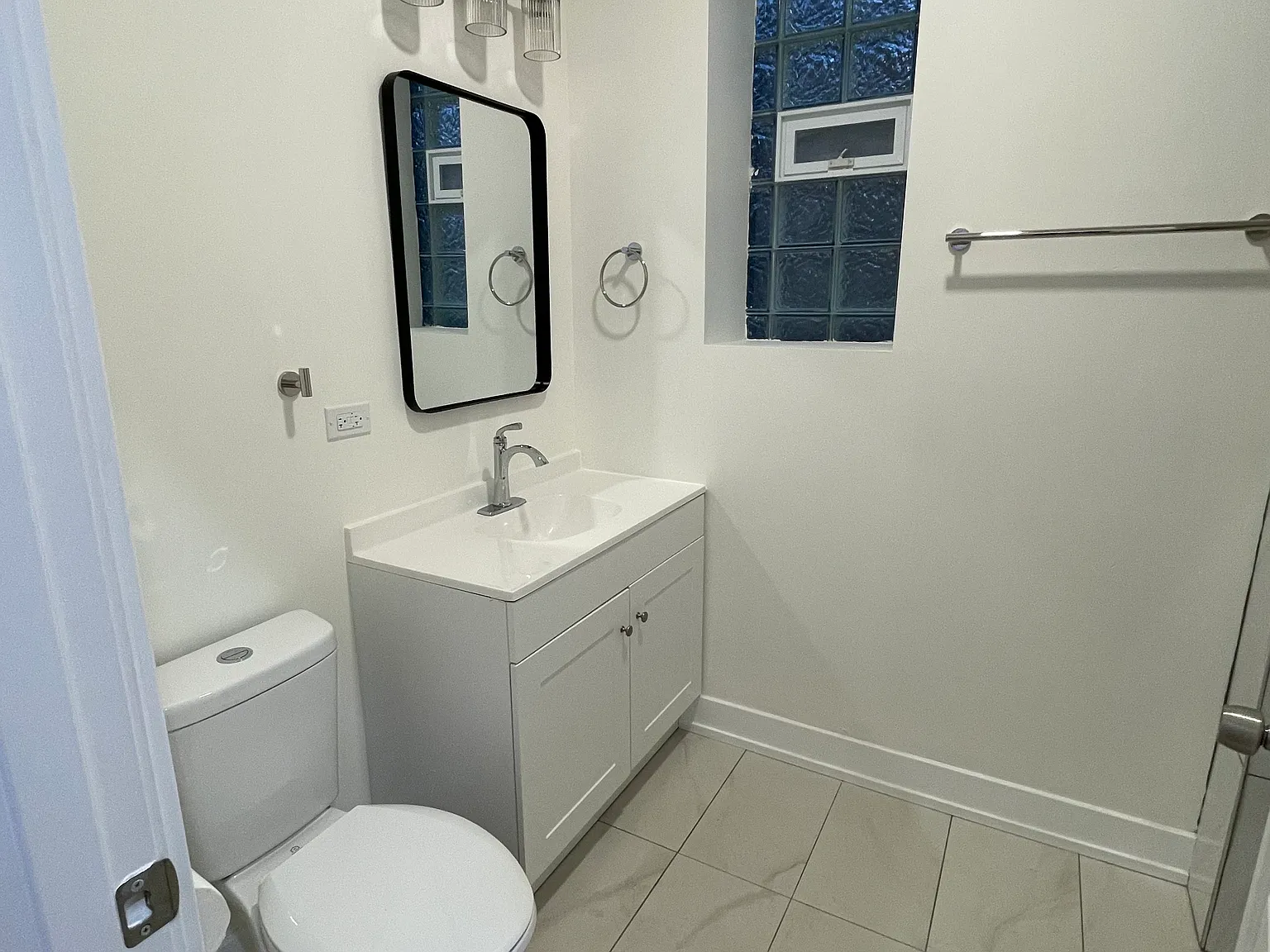 3 bed, 1.5 bath, 1300 sqft, $1,600 — Photo 2