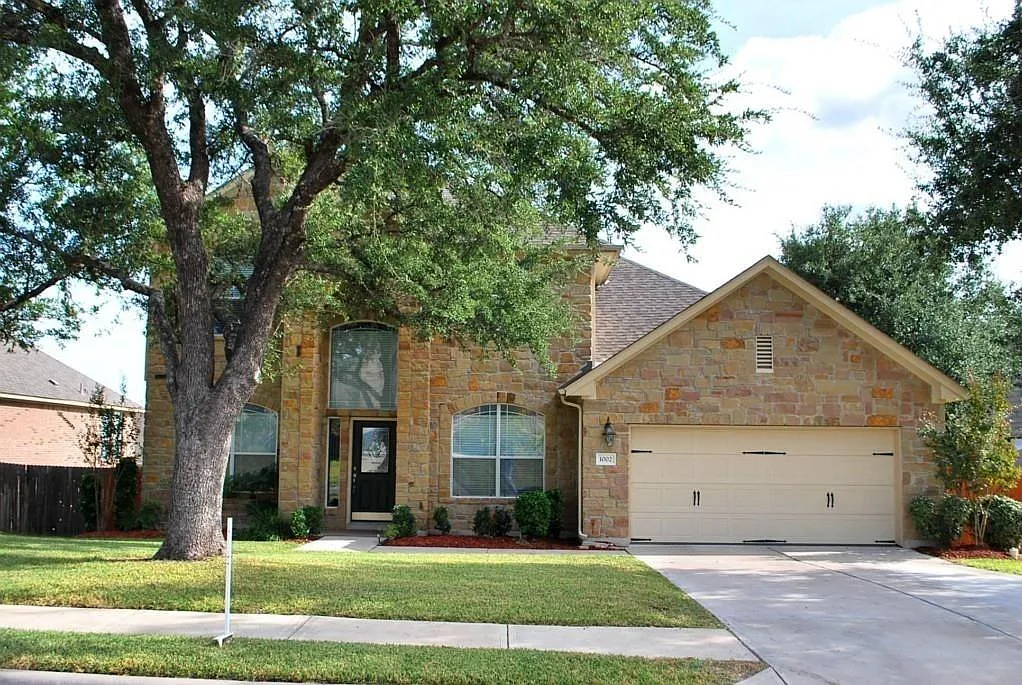 4 bed, 2.5 bath, 2912 sqft, $2,995 — Photo 1