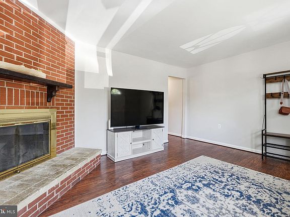 5th image of 47 Sydnor St