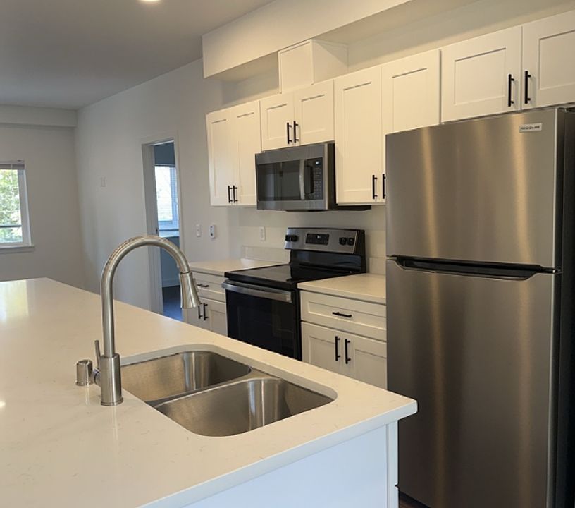 1st image of 619 E Myrtle St #402