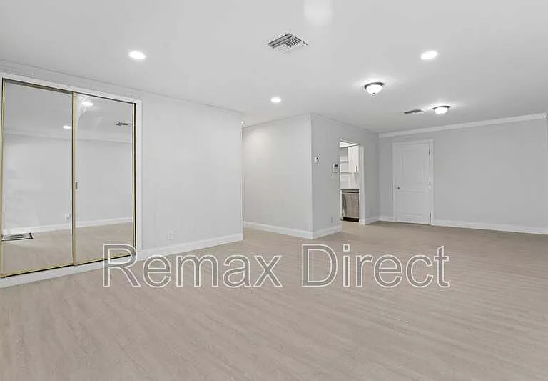 319 S Congress Ave — Photo 4