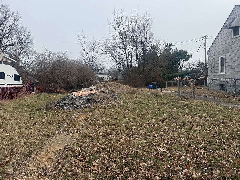 1st image of 1030 Meadow Ln