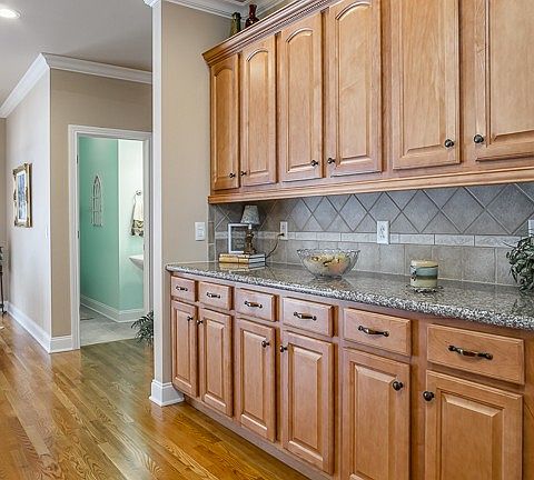 4th image of 293 Valley Dr