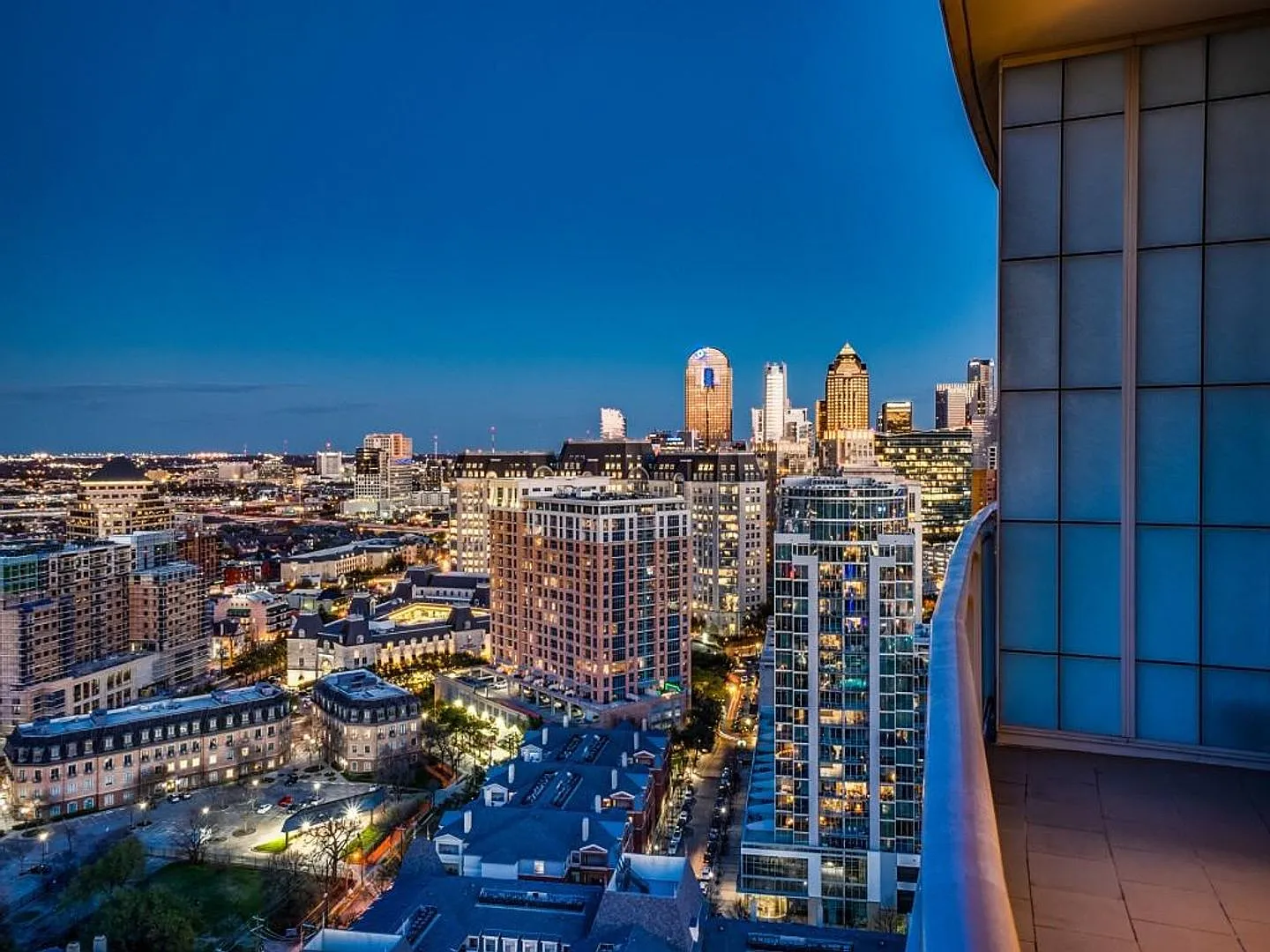 Stunning and furnished 25th-floor residence at Azure Condominiums — Photo 3