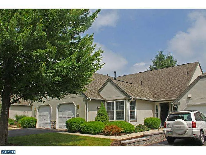 131 Hawthorne Ct photo 1
