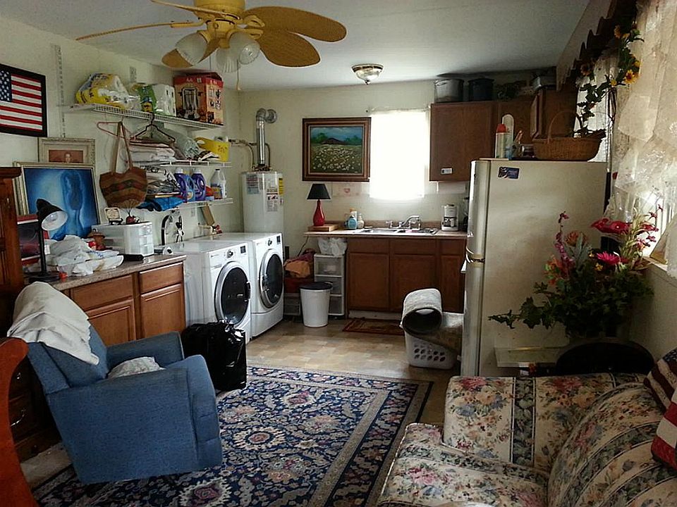 Bungalow is on Propane. Owner rode out many hurricanes here!