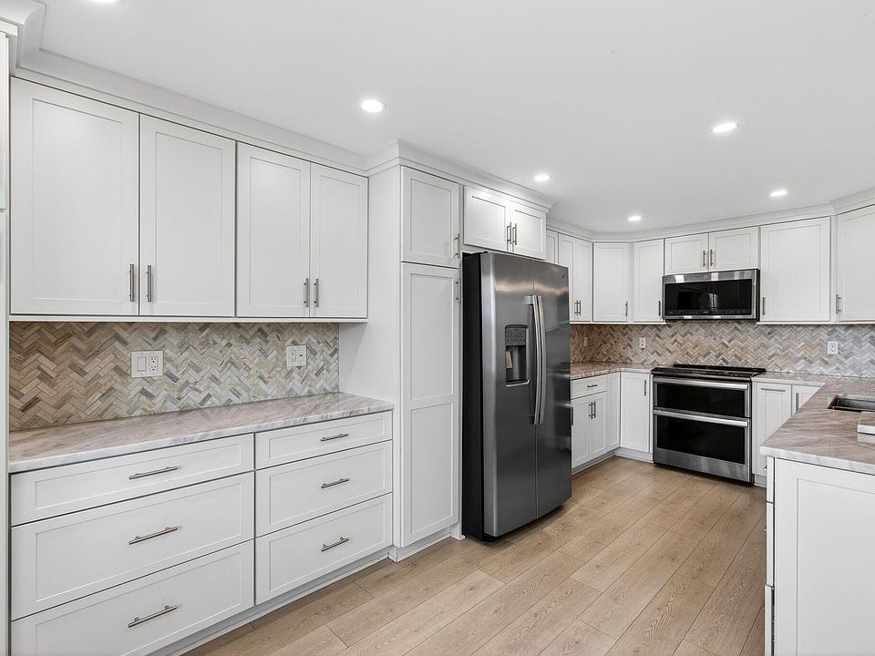 1st image of 3084 Oakridge U