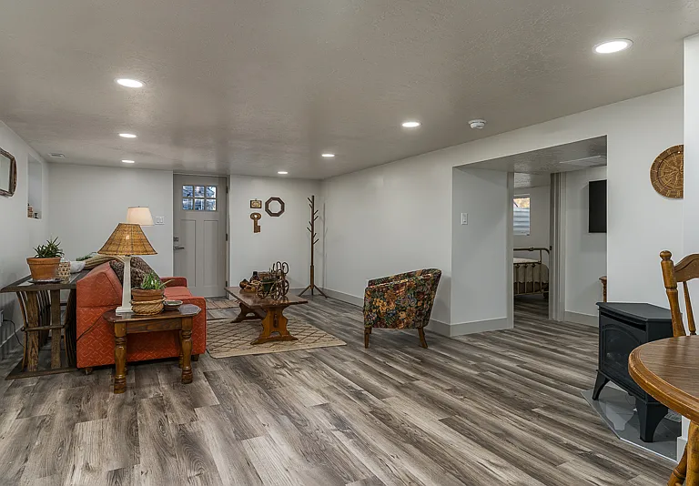 957 E Center St #B — Photo 5