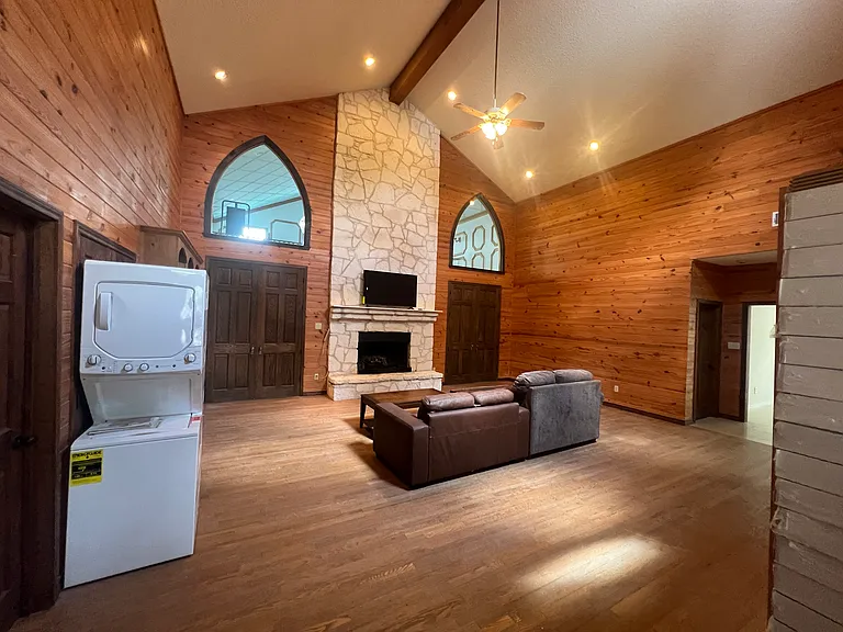 3915 Hunters Crest St — Photo 2