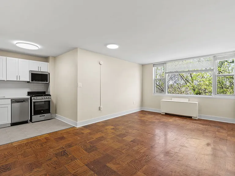 Park East Apartments — Photo 10