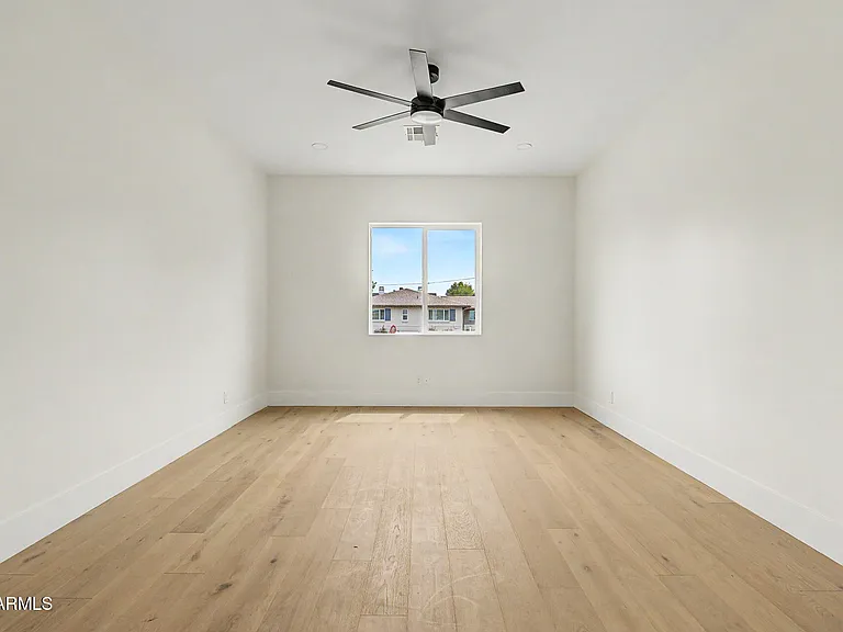 3229 E Roma Ave — Photo 24