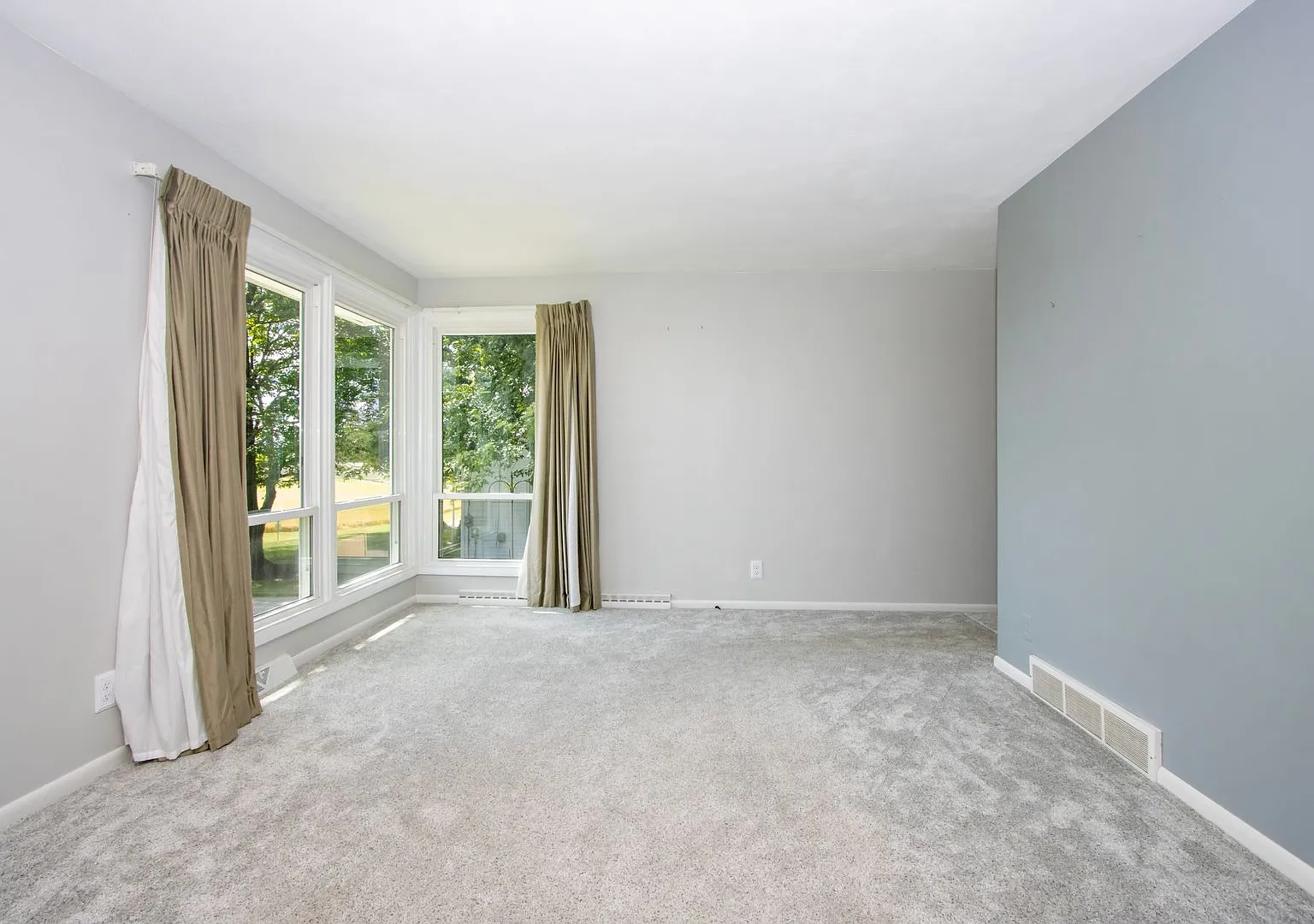 Four bedroom, single-family home — Photo 3