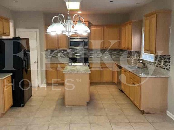4th image of 670 Golden Meadow Dr