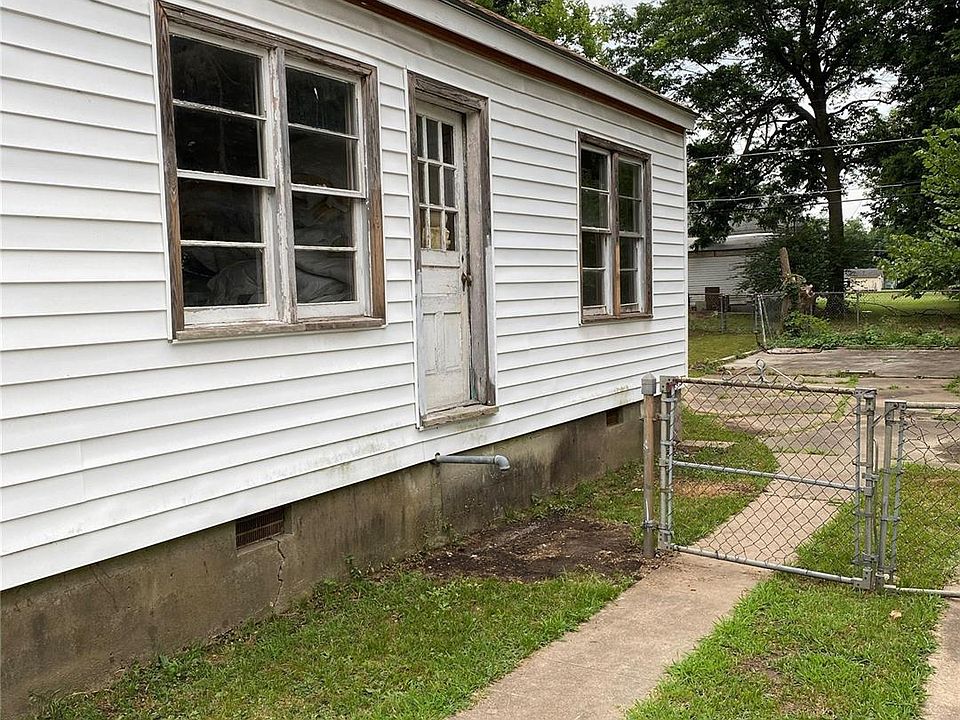 2nd image of 815 Denver Ave