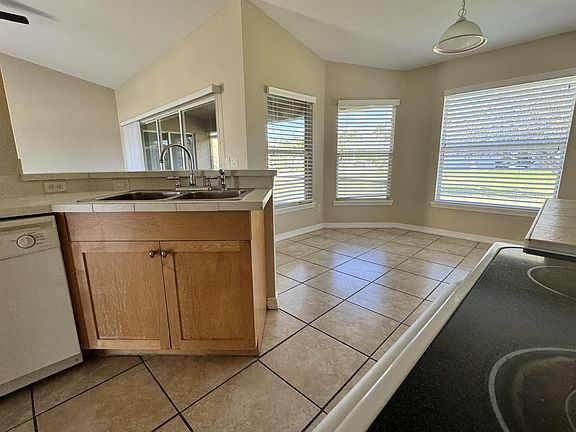 5th image of 3927 SW 16th Pl
