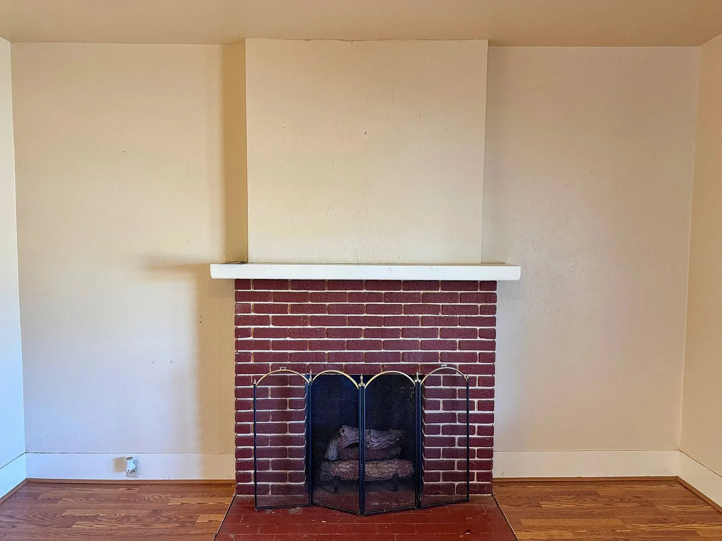 Cute 2 Bed 1 Bath Craftsman Home — Photo 4
