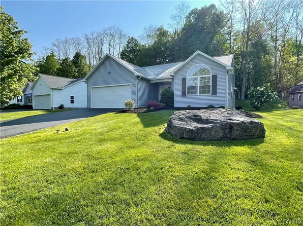 37 Kinderwood Dr, Marcellus, NY 13108